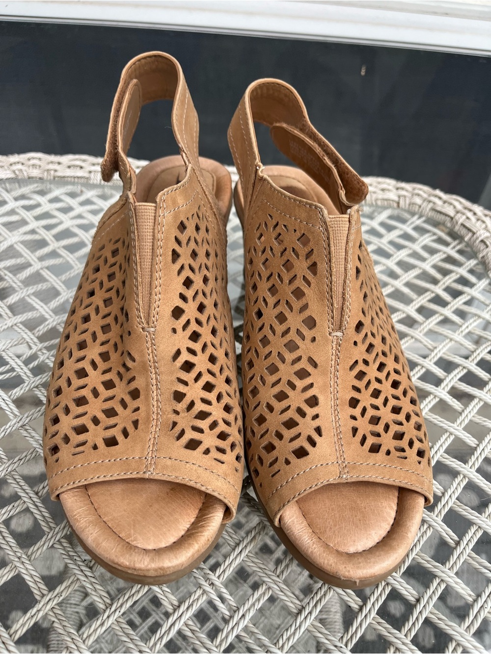 Earth Leather Wedge Tan Heels Open Toe With Cut Out Pattern Cascade Camel Sz 8.5